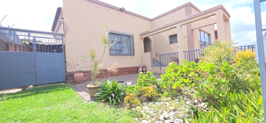 4 Bedroom Property for Sale in Laudium Gauteng