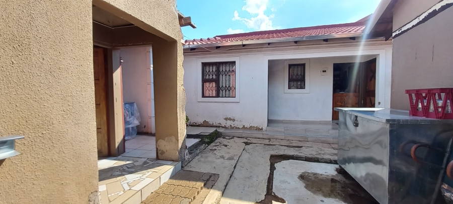5 Bedroom Property for Sale in Protea Glen Gauteng