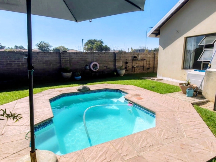 3 Bedroom Property for Sale in Kookrus Gauteng