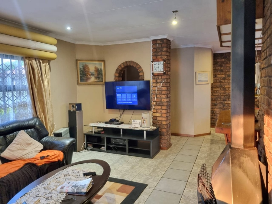 3 Bedroom Property for Sale in Dawn Park Gauteng