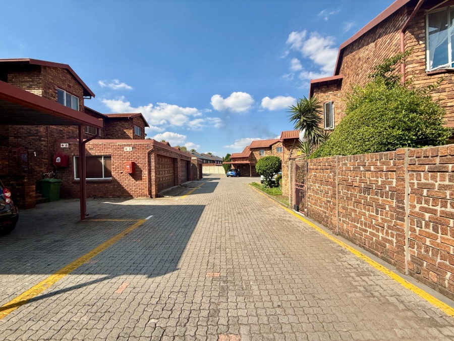 3 Bedroom Property for Sale in Brackenhurst Gauteng