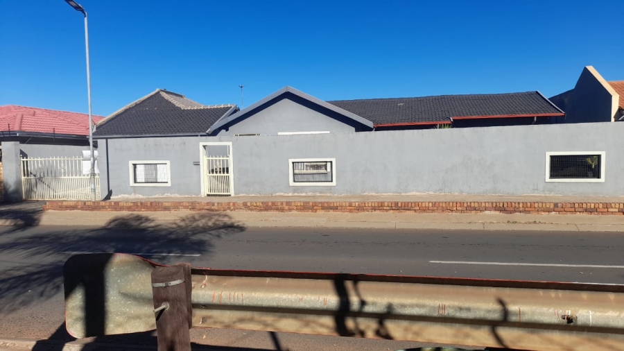 5 Bedroom Property for Sale in Protea North Gauteng