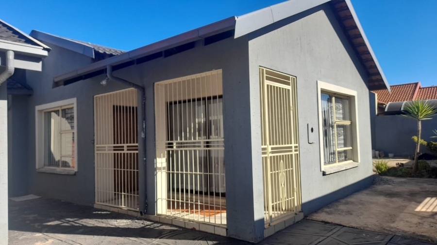 5 Bedroom Property for Sale in Protea North Gauteng
