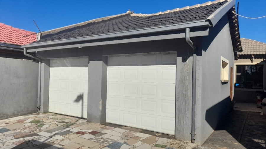 5 Bedroom Property for Sale in Protea North Gauteng