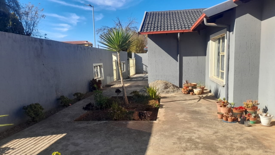 5 Bedroom Property for Sale in Protea North Gauteng