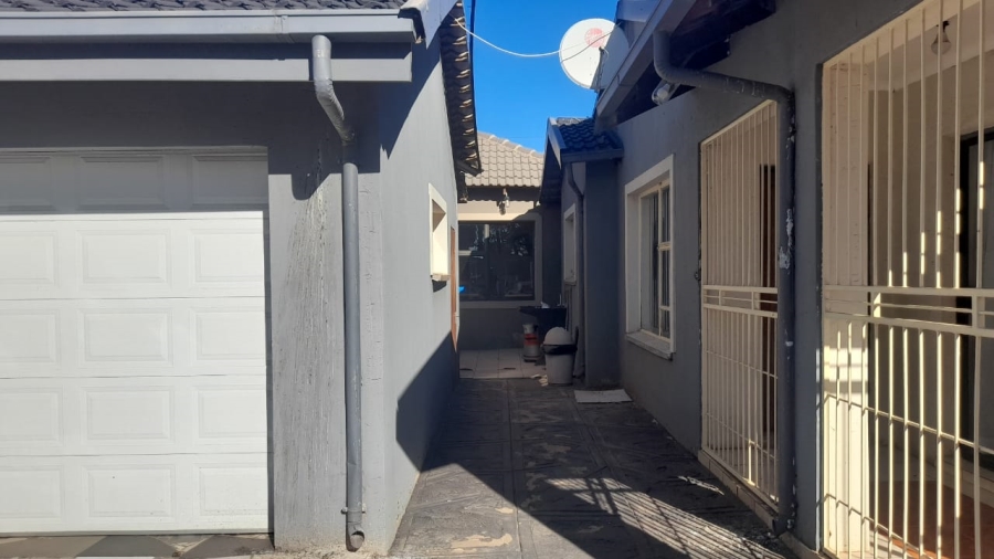 5 Bedroom Property for Sale in Protea North Gauteng