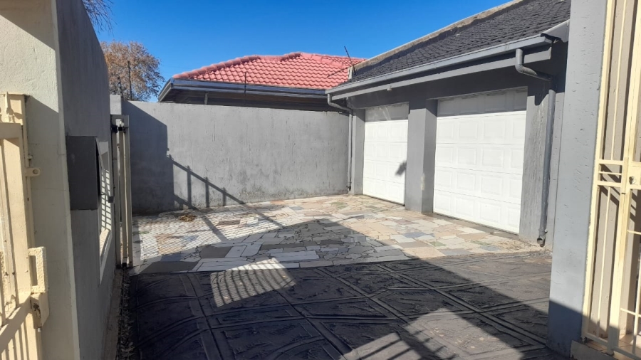 5 Bedroom Property for Sale in Protea North Gauteng