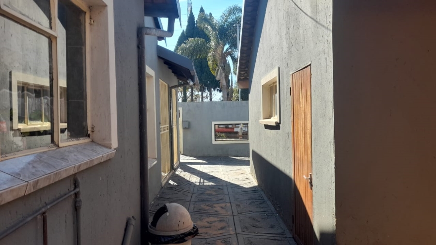 5 Bedroom Property for Sale in Protea North Gauteng