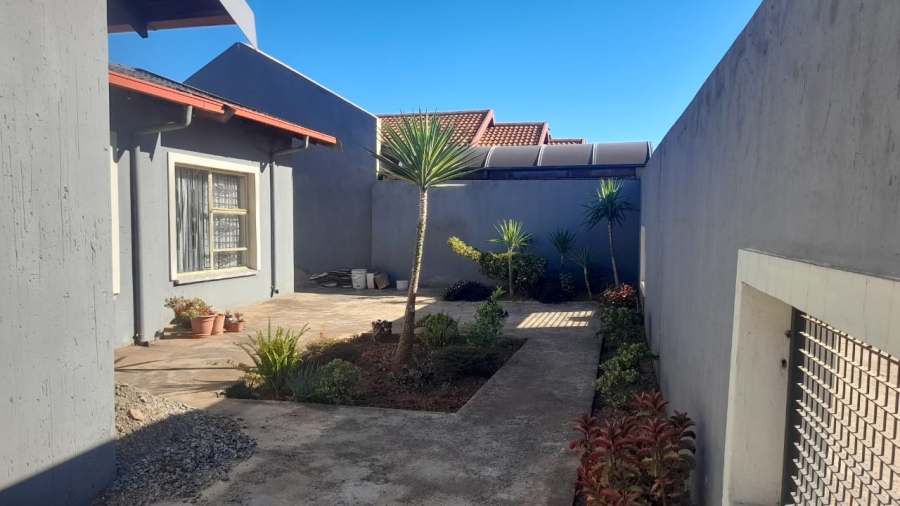 5 Bedroom Property for Sale in Protea North Gauteng