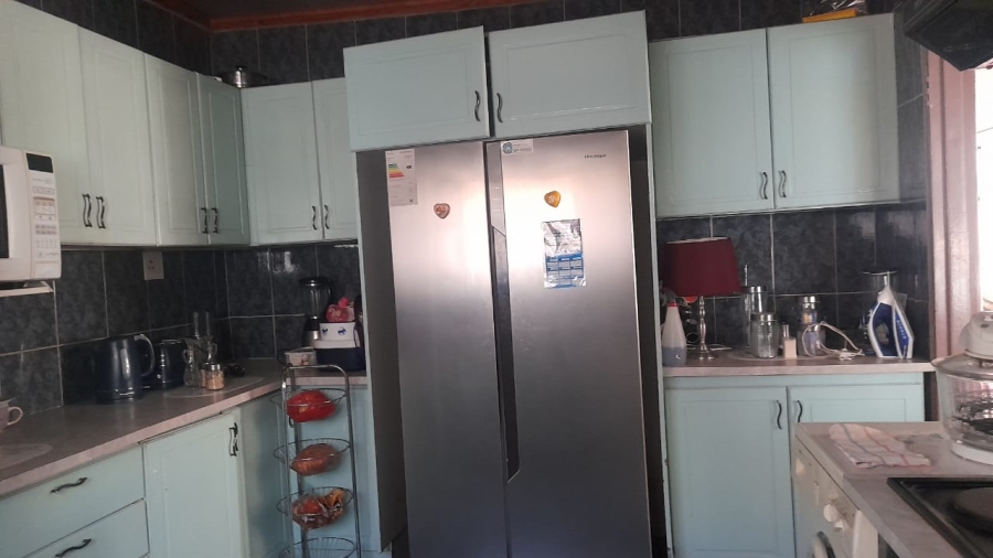 5 Bedroom Property for Sale in Protea North Gauteng