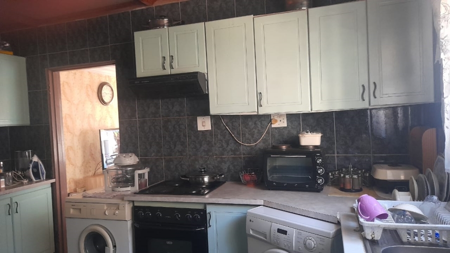 5 Bedroom Property for Sale in Protea North Gauteng