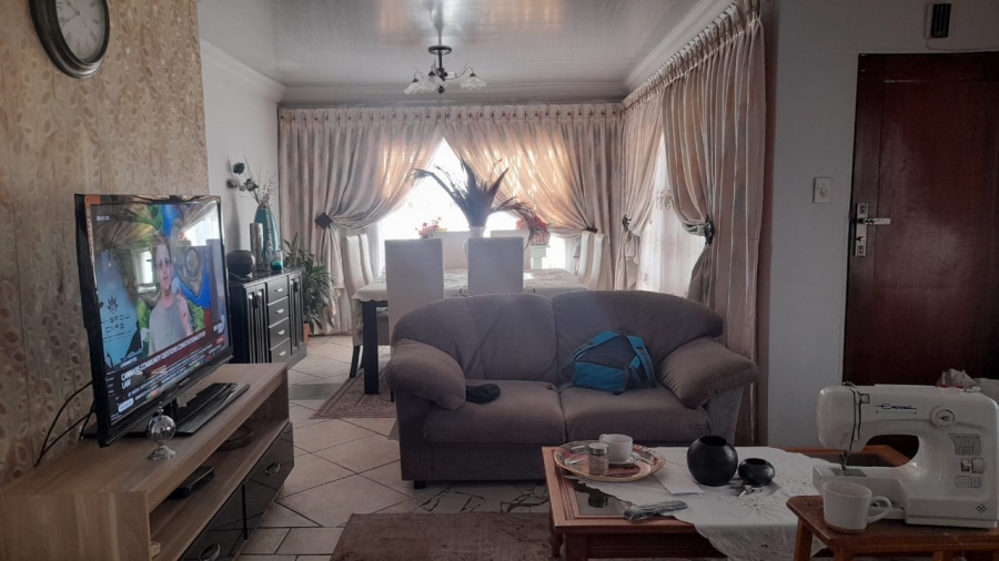 5 Bedroom Property for Sale in Protea North Gauteng