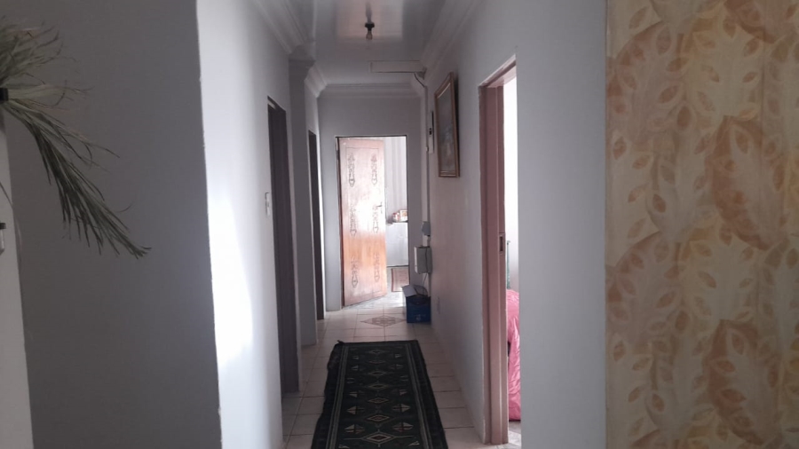 5 Bedroom Property for Sale in Protea North Gauteng