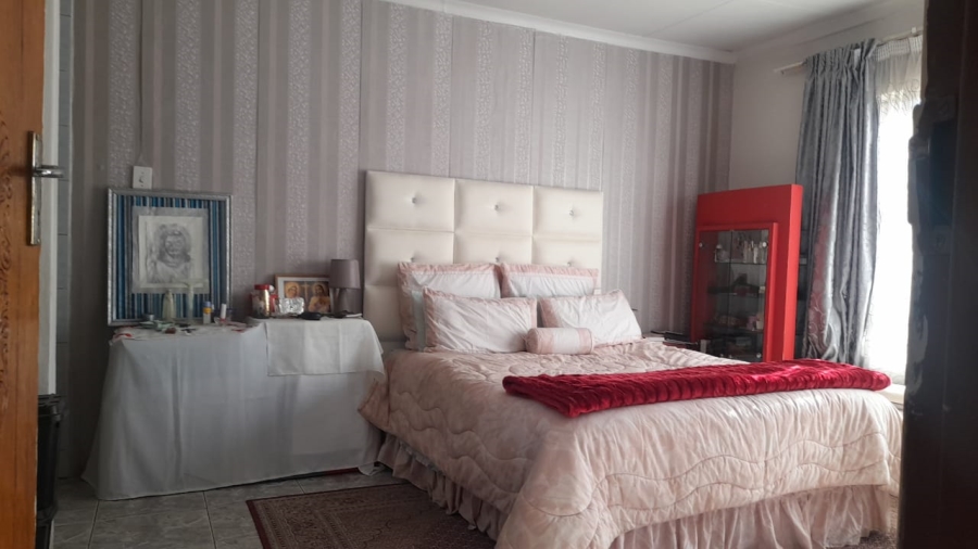 5 Bedroom Property for Sale in Protea North Gauteng