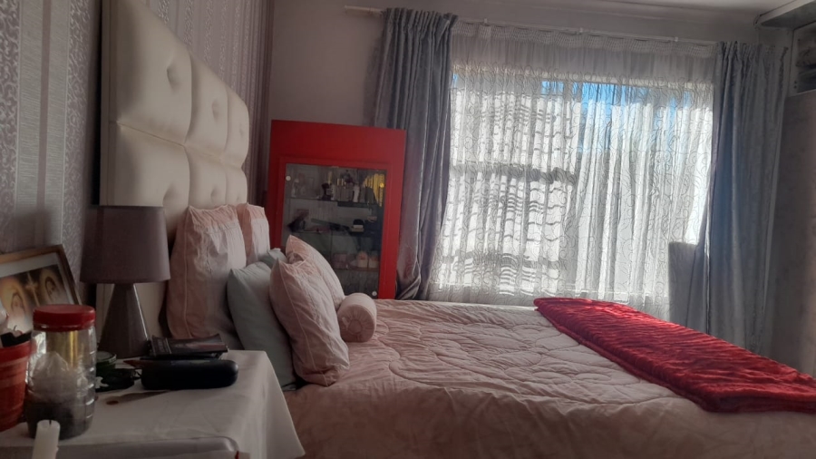 5 Bedroom Property for Sale in Protea North Gauteng