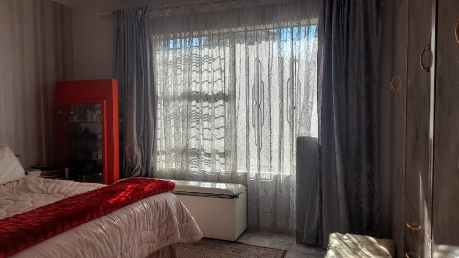 5 Bedroom Property for Sale in Protea North Gauteng