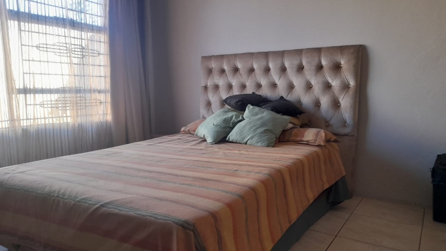 5 Bedroom Property for Sale in Protea North Gauteng