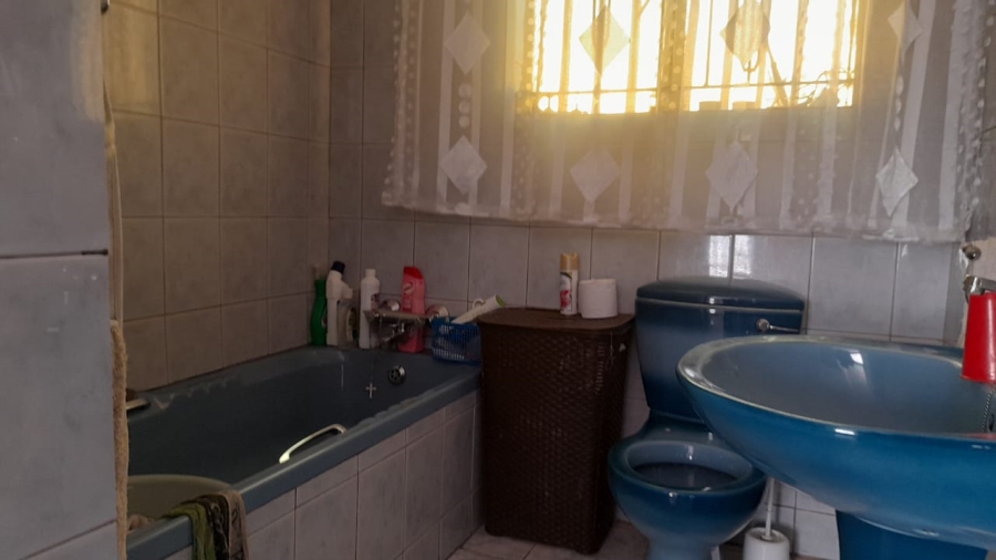 5 Bedroom Property for Sale in Protea North Gauteng