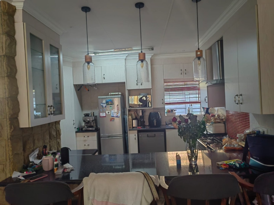 To Let 3 Bedroom Property for Rent in Breaunanda Gauteng