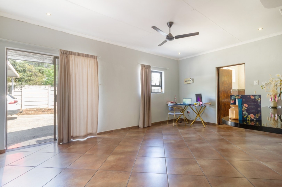 To Let 2 Bedroom Property for Rent in Bryanston Gauteng