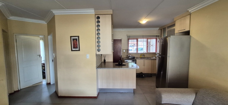To Let 2 Bedroom Property for Rent in Mondeor Gauteng
