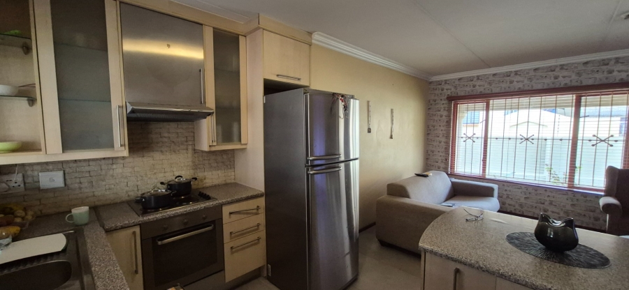 To Let 2 Bedroom Property for Rent in Mondeor Gauteng