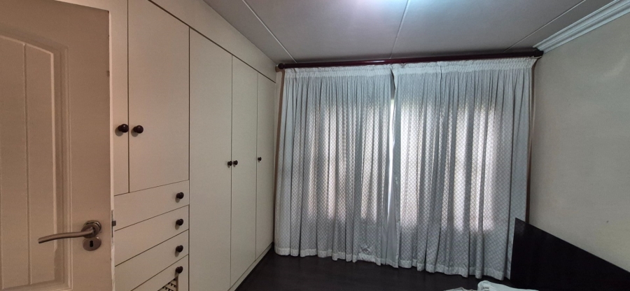 To Let 2 Bedroom Property for Rent in Mondeor Gauteng