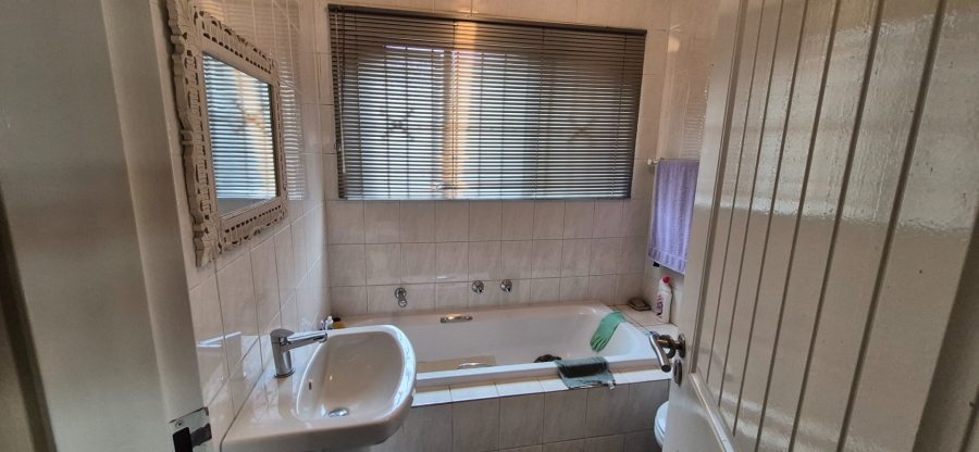 To Let 2 Bedroom Property for Rent in Mondeor Gauteng