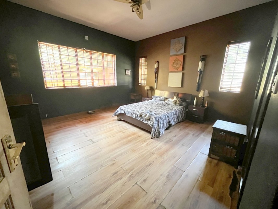 5 Bedroom Property for Sale in Cyrildene Gauteng