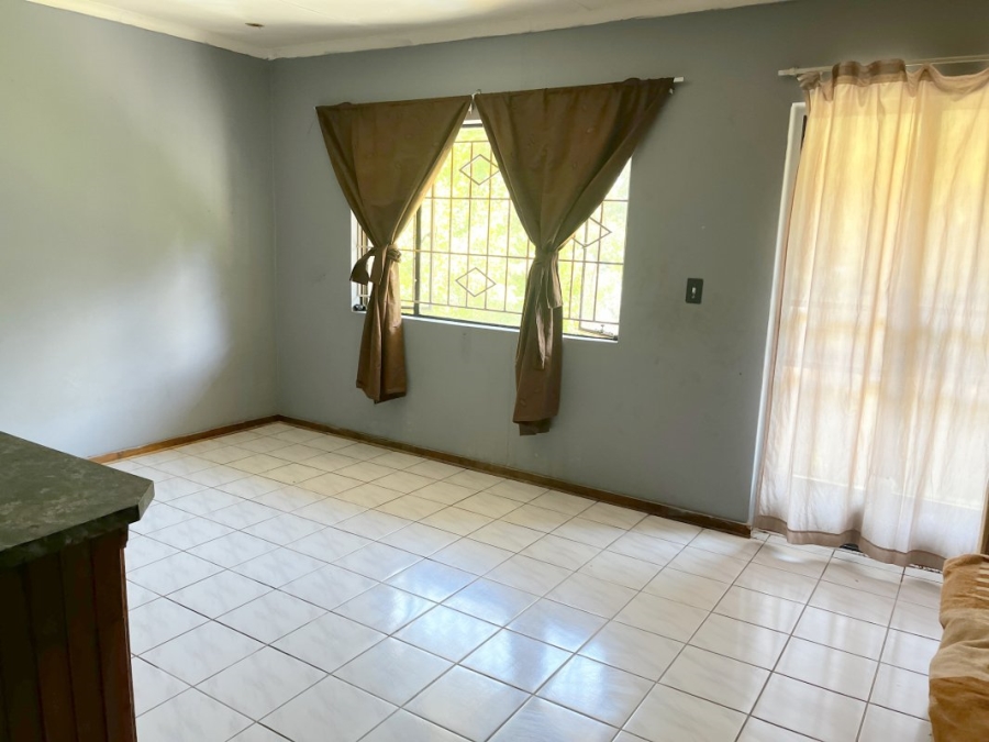 5 Bedroom Property for Sale in Cyrildene Gauteng
