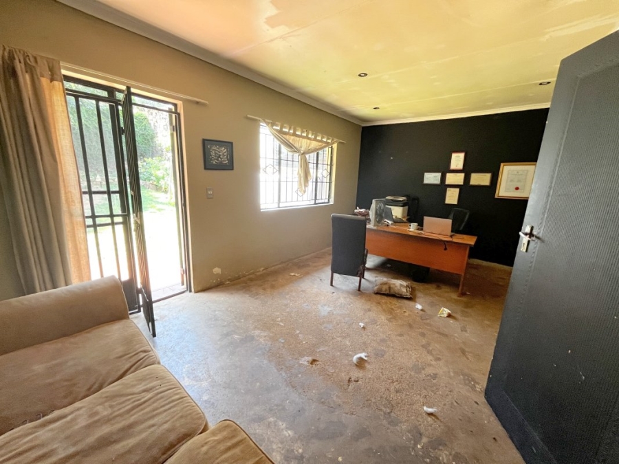 5 Bedroom Property for Sale in Cyrildene Gauteng