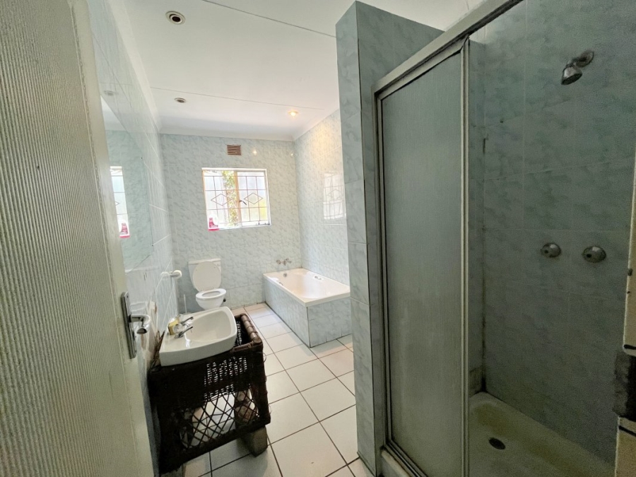 5 Bedroom Property for Sale in Cyrildene Gauteng