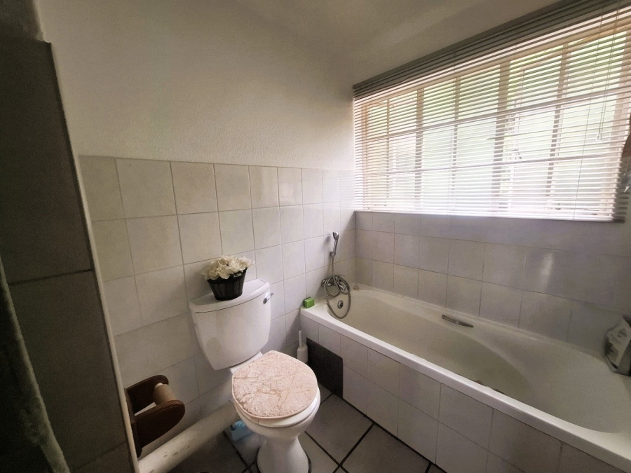 To Let 1 Bedroom Property for Rent in Monument Park Gauteng