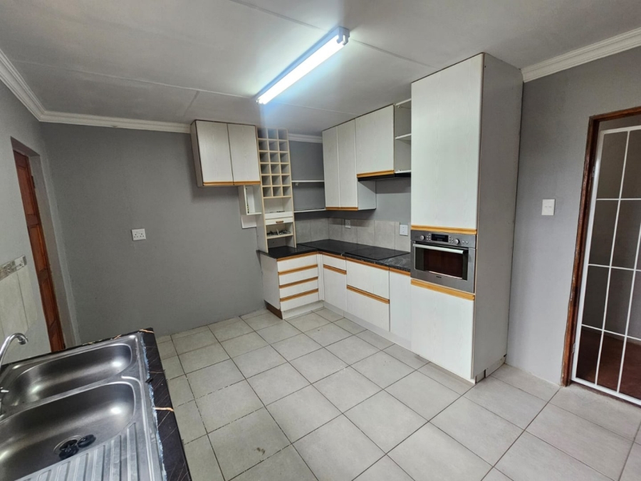 To Let 4 Bedroom Property for Rent in Laezonia Gauteng