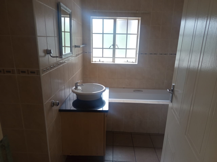 To Let 3 Bedroom Property for Rent in Noordwyk Gauteng