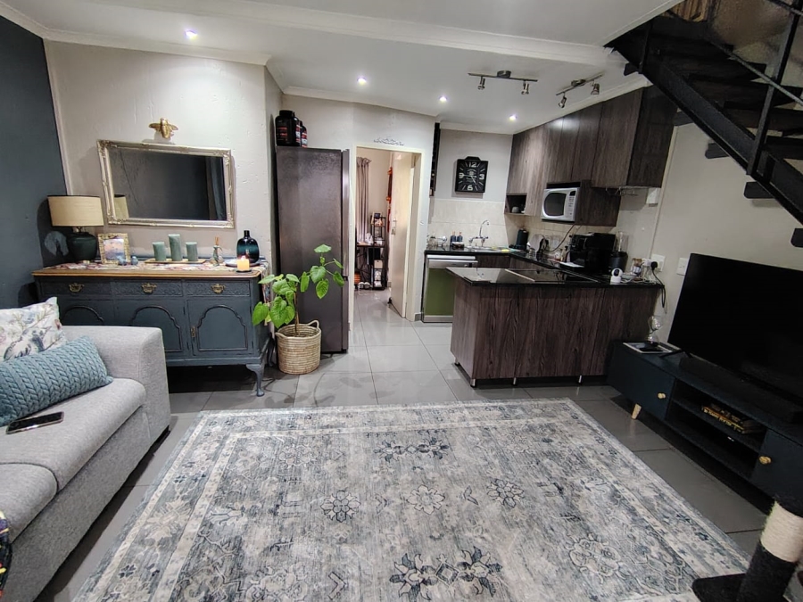 2 Bedroom Property for Sale in Rooihuiskraal North Gauteng