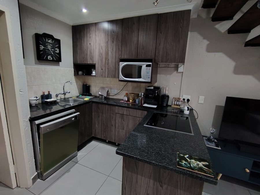 2 Bedroom Property for Sale in Rooihuiskraal North Gauteng