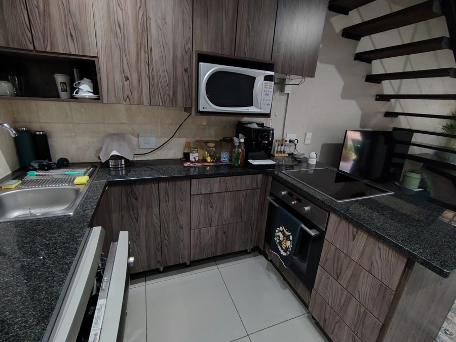 2 Bedroom Property for Sale in Rooihuiskraal North Gauteng