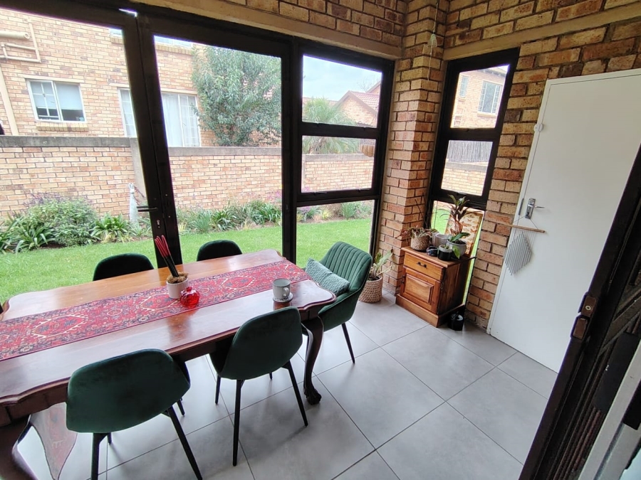 2 Bedroom Property for Sale in Rooihuiskraal North Gauteng