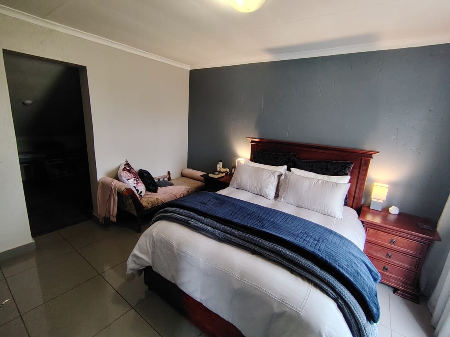 2 Bedroom Property for Sale in Rooihuiskraal North Gauteng