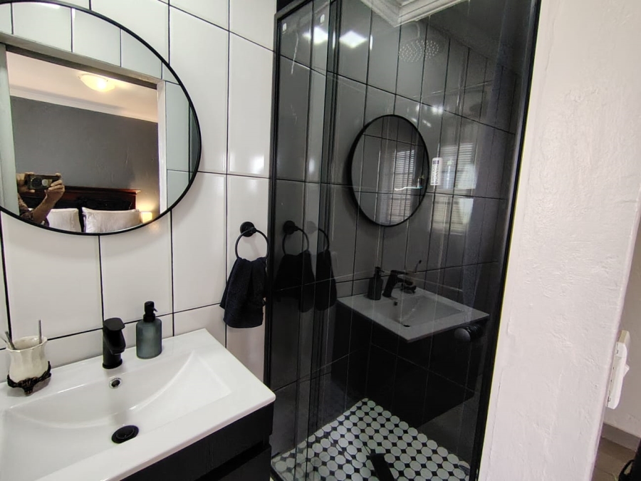 2 Bedroom Property for Sale in Rooihuiskraal North Gauteng