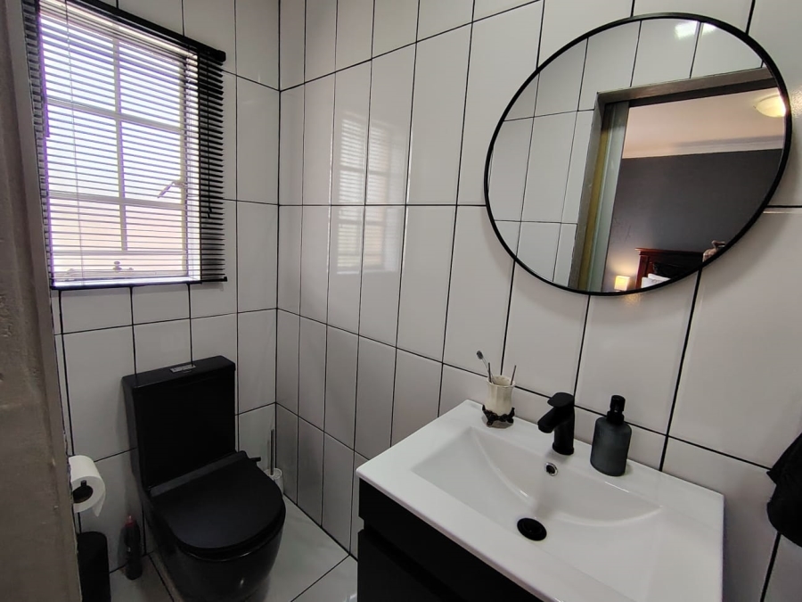 2 Bedroom Property for Sale in Rooihuiskraal North Gauteng