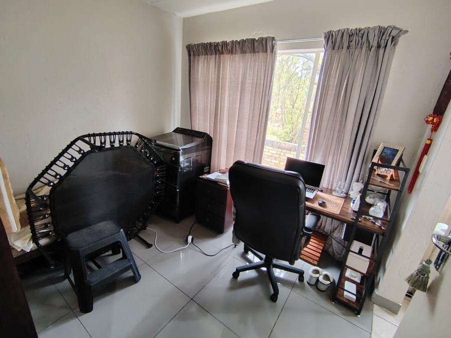 2 Bedroom Property for Sale in Rooihuiskraal North Gauteng