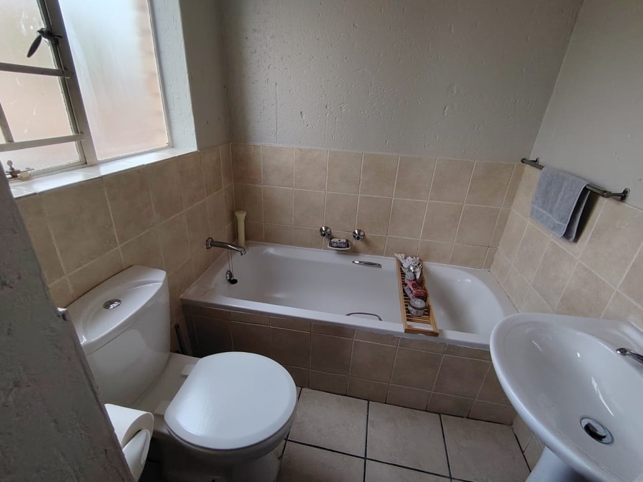 2 Bedroom Property for Sale in Rooihuiskraal North Gauteng