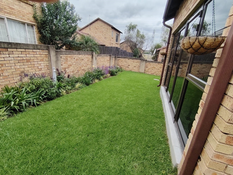 2 Bedroom Property for Sale in Rooihuiskraal North Gauteng