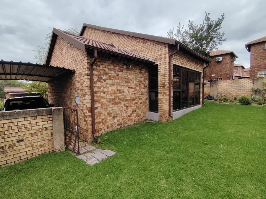 2 Bedroom Property for Sale in Rooihuiskraal North Gauteng