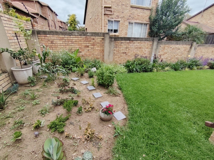 2 Bedroom Property for Sale in Rooihuiskraal North Gauteng
