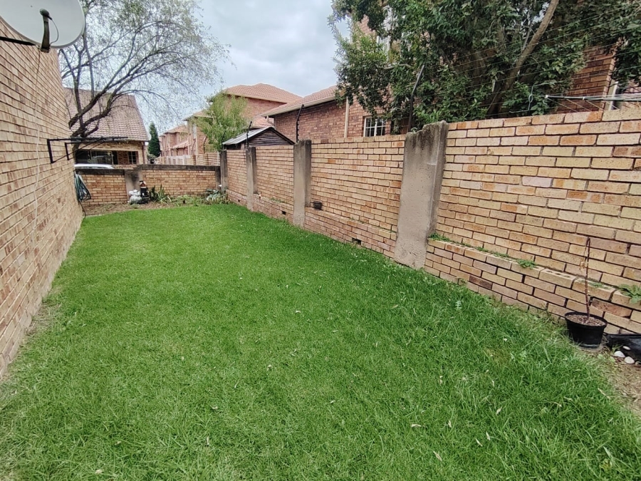2 Bedroom Property for Sale in Rooihuiskraal North Gauteng