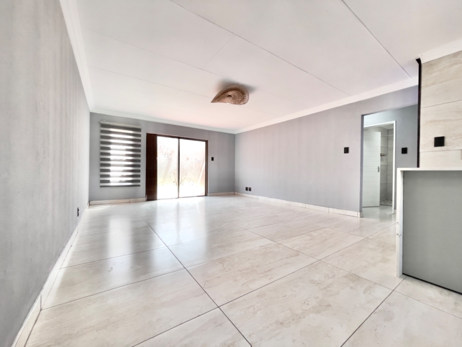 To Let  Bedroom Property for Rent in Bonaero Park Gauteng