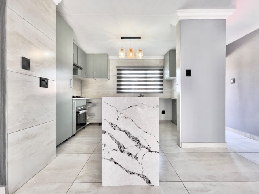 To Let  Bedroom Property for Rent in Bonaero Park Gauteng